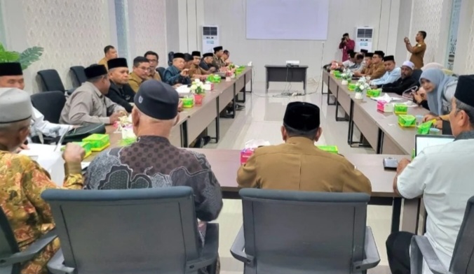 Kadis DSI Aceh Zahrol Fajri, S.Ag., MH, didampingi Kabid Bina Hukum SI dan HAM, mengikuti Rapat Koordinasi (Rakor) tentang Pelaksanaan Nilai-nilai Adat dan Syariat Islam. Acara penting ini berlangsung di Sekretariat Wali Nanggroe pada hari Selasa, (13/01/2026).