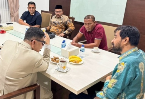Ketua DPR Aceh, Zulfadhli, mendampingi, Mualem, bertemu Ketua Badan Legislasi (Baleg) DPR RI, Bob Hasan,dalam pertemuan
Tersebut hadir Muhammad Nasir Djamil, Azhari Cage, Muslim Ayub, dan Sudirman Haji Uma. Selain itu, anggota DPR Aceh, Hendri Muliana,  di Jakarta pada hariKamis, (15/01/2026).