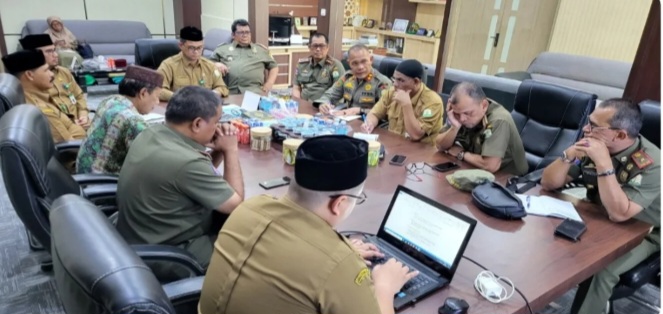 Kepala Dinas Syariat Islam Aceh, Bapak Zahrol Fajri, S.Ag., MH memimpin rapat terkait Kasus Misionaris di Kabupaten Gayo Lues. Rapat tersebut dihadiri oleh Pejabat Struktural DSI, Satpol PP, dan WH Aceh, serta diadakan di Ruang Rapat Kadis SI pada Senin, (19/01/2026).