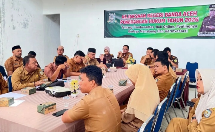 Plt. Kepala Diskominfotik Kota Banda Aceh, yang diwakili oleh Kabid Pengelolaan Informasi Publik Rahadian, ST selaku narasumber, menjelaskan tentang peran PPID gampong, khususnya dalam mengelola informasi dan dokumentasi terkait pengelolaan dana desa di Kantor Camat Lueng Bata, Selasa (20/01/2026).