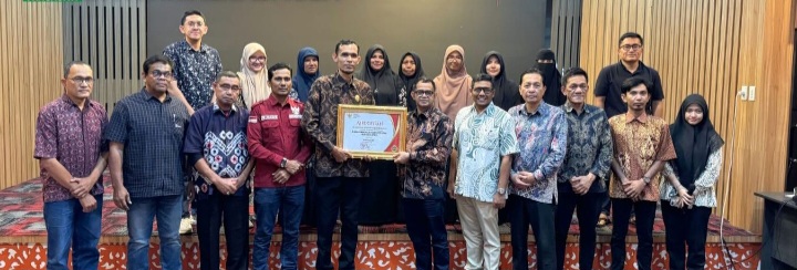 Ketua KIA, Bapak Junaidi, menyerahkan Penghargaan langsung kepada Kepala Dinas ESDM Aceh, Taufik, ST, M.Si, pada tanggal 22/01/2026 di Banda Aceh.