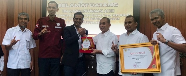 Ketua KIA, Bapak Junaidi, beserta Bapak M. Nasir selaku Komisioner Bidang Penyelesaian Sengketa Informasi Publik KIA Aceh, kepada Sekretaris Dinas Peternakan Aceh, Bapak drh.
Teuku Munazar, yang mewakili Plt. Kepala Dinas Peternakan Aceh, didampingi para Kepala Bidang. Acara penyerahan penghargaan berlangsung di Kantor Dinas Peternakan Aceh pada hari Rabu,(21/01/2026).