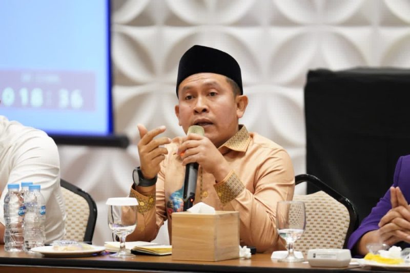 Rapat dipimpin langsung oleh Ketua Komisi II DPRA, Khairil Syahrial, S.T., M.A.P, dan dihadiri oleh Pimpinan serta Anggota Komisi II DPRA, Asisten II Pemerintah Aceh sekaligus Pelaksana Tugas Kepala Bappeda Aceh, Dr. Zulkifli, M.Si, serta sejumlah kepala dinas terkait,kamis (08/01/2026).