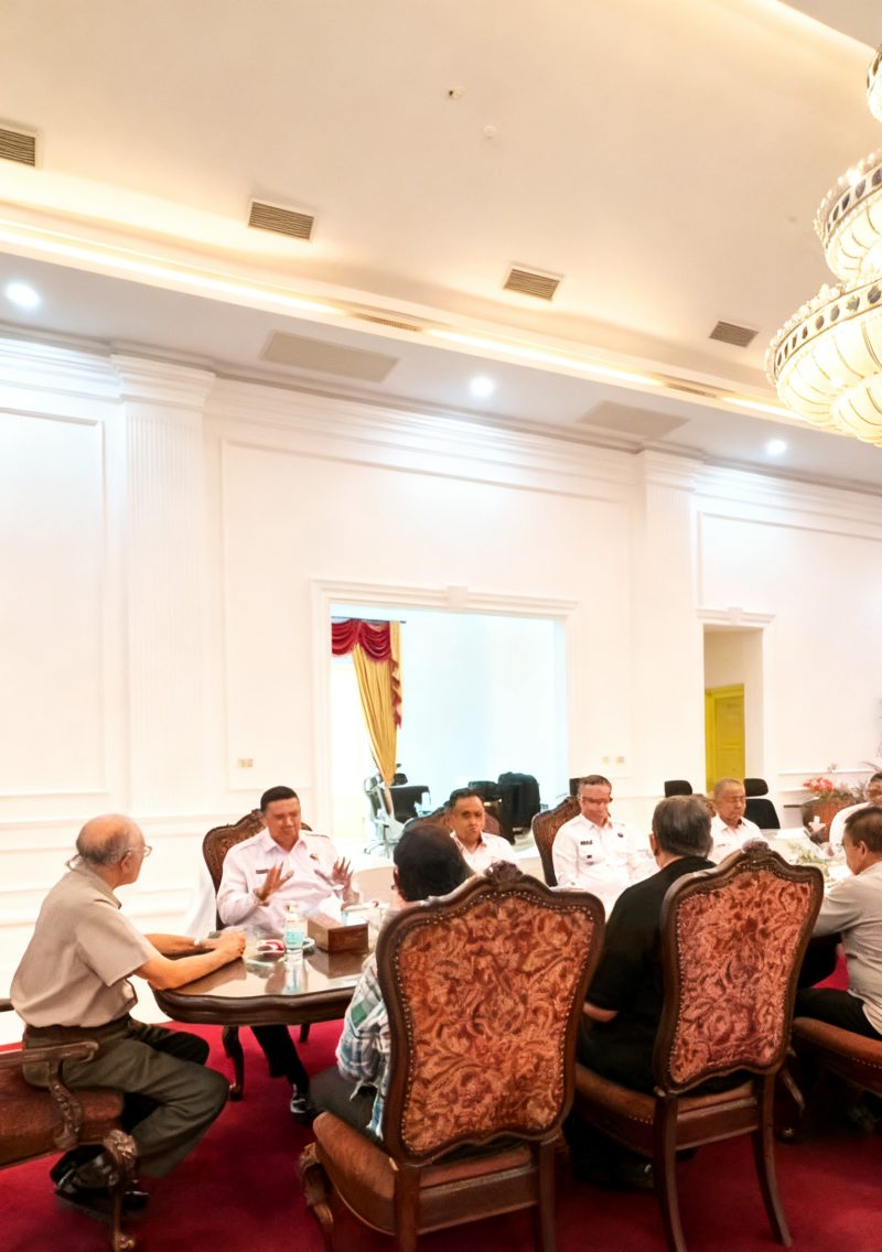 Wali Nanggroe bersama Brigjen Polisi Dr. Dedy Tabrani, S.I.K., M.Si (Kepala BNNP Aceh) beserta jajaran Pejabat Juruukur (PJU) dan para koordinator BNNP Aceh di kediaman Wali Nangroe Senin (19/01/2026).