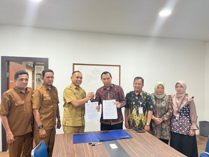 Kepala Diskominfo Banda Aceh, Muhammad Zubir, beserta jajaran, serta Kepala TVRI Aceh, Ali Qausen, dan tim, secara resmi menandatangani perjanjian kerjasama pada hari Selasa (3/2/2026), menandai komitmen bersama untuk meningkatkan kualitas informasi dan penyiaran.