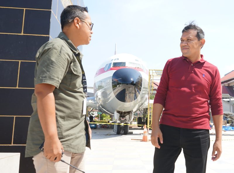 Wagub Fadhlullah, meninjau langsung progres pembangunan pesawat Boeing 737 non-operasional yang ditempatkan di kawasan Asrama Haji Aceh, Sabtu (31/01/2026).