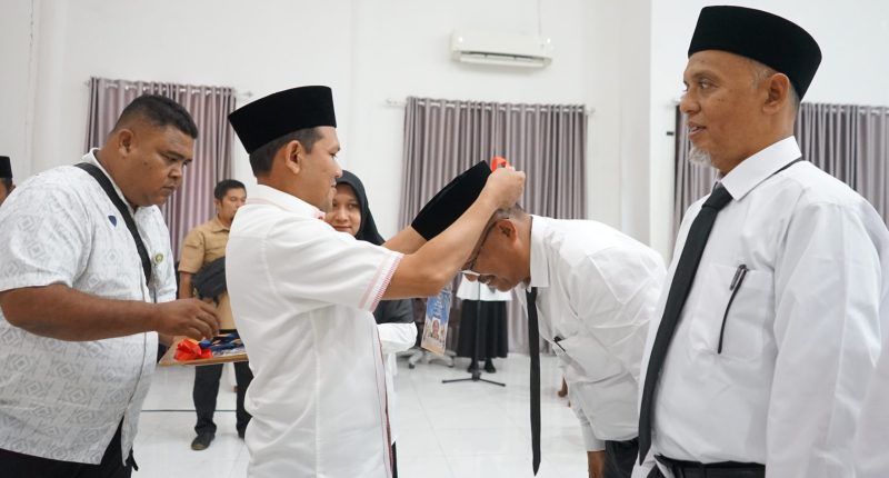 Wagub Fadhlullah, S.E., secara resmi membuka kegiatan Pendidikan dan Pelatihan Petugas Penyelenggara Ibadah Haji (PPIH) Kloter Embarkasi Aceh Tahun 1447 H/2026 M yang berlangsung di Aula Arafah, Asrama Haji Aceh, Minggu (1/2/2026).