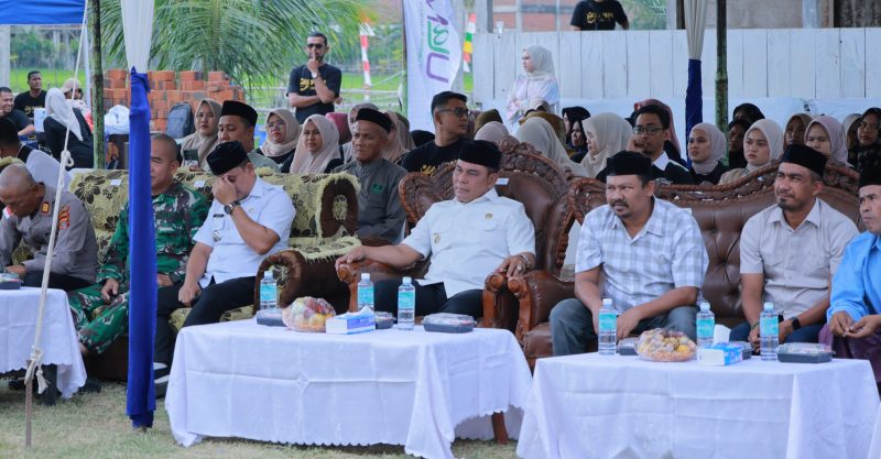 Bupati Aceh Besar H. Muharram Idris menarik tirai pertanda diresmikannya Program VISUM di Masjid Babussalam, Gampong Lamkunyet, Kecamatan Darul Kamal, Aceh Besar, Rabu (4/2/2026). FOTO/MC ACEH BESAR