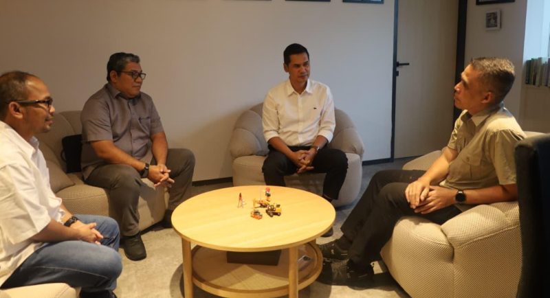 Sekda Aceh, M. Nasir, S.IP, MPA di dampingi kepala Inspektorat, Karo adpem & Karo Adpim melakukan silaturrahmi & diskusi dengan Deputi Bidang Koordinasi Pemerataan Pemabngunan Wilayah Agraria & Tata ruang KemenkoInfra, Nazib Faizal, di Ruang kerja Deputi, Jakarta, Jum'at, (6/2/2026).