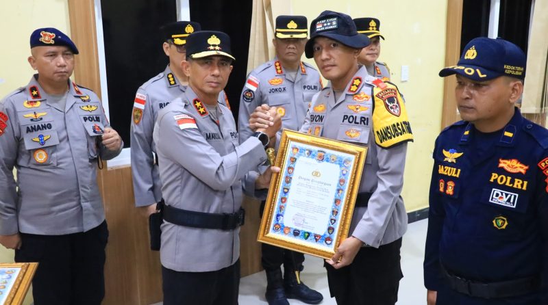 Irjen Pol. Drs. Marzuki Ali Basyah Beri Penghargaan Taruna Akpol dan Personel Polda Aceh atas Aksi Kemanusiaan Pascabencana Aceh Tamiang, Penyerahan penghargaan berlangsung di Gedung Wira Satya Pradana, Mapolres Aceh Tamiang, Jumat (6/2/2026).