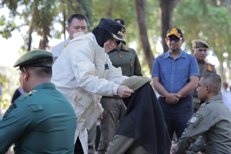 Wali Kota Banda Aceh, Illiza Sa’aduddin Djamal, bertindak sebagai pembina apel dan menyematkan baret secara simbolis kepada perwakilan petugas Satpol PP/WH Kota Banda Aceh mengikuti apel di Taman Bustanussalatin, Sabtu, (07/02/2026).