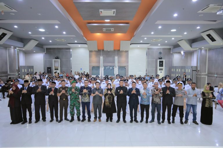 Wali Kota Banda Aceh, Illiza Sa’aduddin Djamal, melantik 33 Keuchik terpilih dari 9 kecamatan (7/2/2026) di Balai Kota. Pelantikan ini menandai dimulainya masa jabatan para Keuchik periode 2026-2032. Acara dihadiri oleh berbagai tokoh penting Kota Banda Aceh.