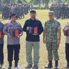 Brigjen Pol. Anang Sumpena, S.H., mendampingi Bupati Aceh Tamiang Irjen Pol. (Purn) Drs. Armia Fahmi, M. H, pada apel pelepasan Taruna Latihan Integrasi Taruna Wreda Nusantara (Latsitardanus) ke-46 Tahun 2026.
Kegiatan tersebut berlangsung di Tribun Lapangan Sepak Bola Karma Bakti, Batalyon Infanteri 111 Raider Karma Bakti, Kabupaten Aceh Tamiang, Sabtu, (7/2/2026).
