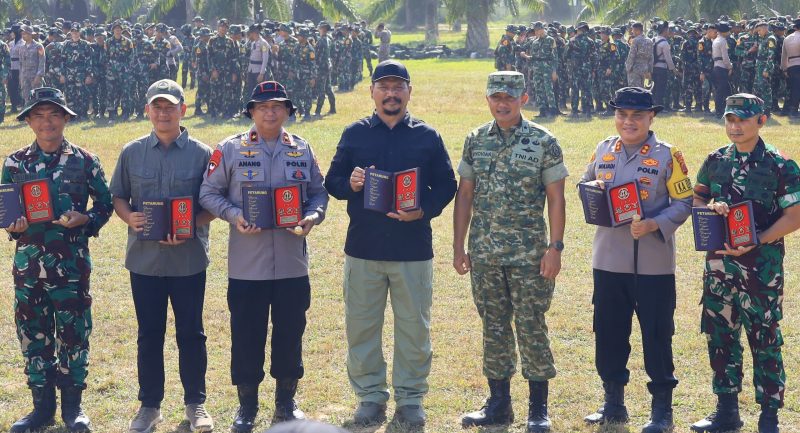 Brigjen Pol. Anang Sumpena, S.H., mendampingi Bupati Aceh Tamiang Irjen Pol. (Purn) Drs. Armia Fahmi, M. H, pada apel pelepasan Taruna Latihan Integrasi Taruna Wreda Nusantara (Latsitardanus) ke-46 Tahun 2026.
Kegiatan tersebut berlangsung di Tribun Lapangan Sepak Bola Karma Bakti, Batalyon Infanteri 111 Raider Karma Bakti, Kabupaten Aceh Tamiang, Sabtu, (7/2/2026).