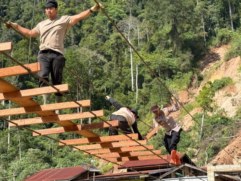 Polsek Putri Betung dibantu warga setempat telah menyelesaikan pembangunan jembatan gantung di Dusun Begade Empat, Desa Ramung Musara, Kecamatan Putri Betung, Kabupaten Gayo Lues,pada Sabtu,(07/02/2026),