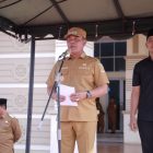 Bupati Aceh Besar Muharram Idris,
meminpin Apel Para pegawai PPPK Paruh Waktu mengikuti apel penyerahan SK di Halaman Kantor Bupati Aceh Besar Senin (09/02/2026). FOTO/PROKOPIM PEMKAB ACEH BESAR