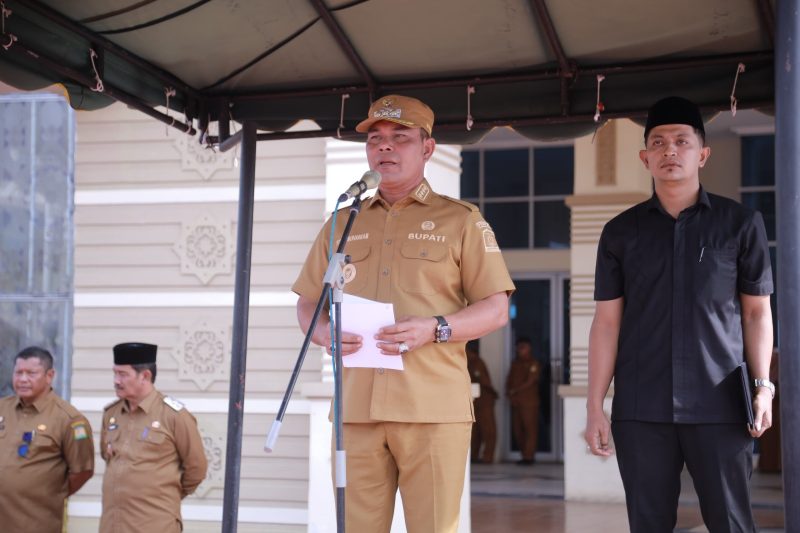 Bupati Aceh Besar Muharram Idris,
meminpin Apel Para pegawai PPPK Paruh Waktu mengikuti apel penyerahan SK di Halaman Kantor Bupati Aceh Besar Senin (09/02/2026). FOTO/PROKOPIM PEMKAB ACEH BESAR