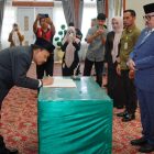 Pelantikan tersebut disaksikan Bupati Nagan ,Dr. TR. Keumangan, S.H., M.H., unsur Forkopimda, Plt. Sekretaris Daerah, Ketua TP-PKK dan Wakil Ketua TP-PKK, para kepala perangkat daerah di lingkungan Pemerintah Kabupaten Nagan Raya serta tamu undangan lainnya,di Anjungan Pendopo Bupati, Kompleks Perkantoran Suka Makmue, Senin (9/2/2026).