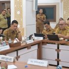 Wakil Gubernur Aceh  Fadlullah, SE didampingi Sekda Aceh, M. Nasir, memimpin rapat koordinasi pemulihan Bencana Hidro meteorologi Aceh  dengan Kabupaten Kota Secara Daring di Ruang Rapat Potensi Daerah Sekda Aceh, Banda Aceh, (9/2/2026).