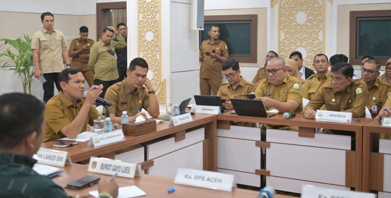 Wakil Gubernur Aceh  Fadlullah, SE didampingi Sekda Aceh, M. Nasir, memimpin rapat koordinasi pemulihan Bencana Hidro meteorologi Aceh  dengan Kabupaten Kota Secara Daring di Ruang Rapat Potensi Daerah Sekda Aceh, Banda Aceh, (9/2/2026).