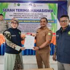 Muhamamad Basir, S. STP Camat Darul Imarah Dan Wakil Rektor I Bidang Akademik Dr. Tuti Marjan Fuadi, MPD Menyematkan Rompi KKN Pada Mahasiswa KKN Unaya 2026 di Gedung UDKP Darul Imarah, Aceh Besar. PHOTO : MC ACEH BESAR