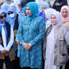 Ketua TP PKK Aceh Marlina Muzakir,  mendampingi Ketua Solidaritas perempuan untuk Indonesia (Seruni) Kabinet Merah Putih Tri Tito Karnavian, saat meninjau hunian sementara korban bencana hidrometeorologi serta sumur bor, di Arena MTQ yang berada di komplek Kantor Bupati Pidie Jaya, Selasa (10/2/2026).