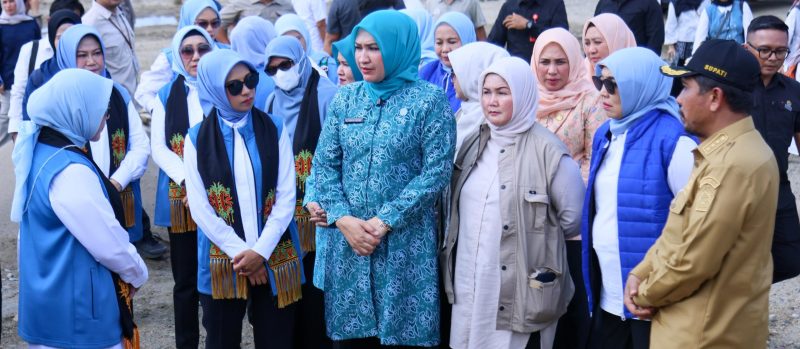 Ketua TP PKK Aceh Marlina Muzakir,  mendampingi Ketua Solidaritas perempuan untuk Indonesia (Seruni) Kabinet Merah Putih Tri Tito Karnavian, saat meninjau hunian sementara korban bencana hidrometeorologi serta sumur bor, di Arena MTQ yang berada di komplek Kantor Bupati Pidie Jaya, Selasa (10/2/2026).