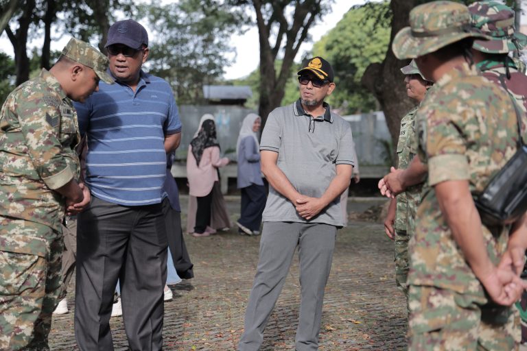 Apel pelaksanaan di Taman Bustanussalatin dipimpin Sekda Kota Banda Aceh, Ir. Jalaluddin, dihadiri jajaran Pemko Banda Aceh dan puluhan personel Kodim 0101/Kota Banda Aceh, jum'at (13/02/2026).