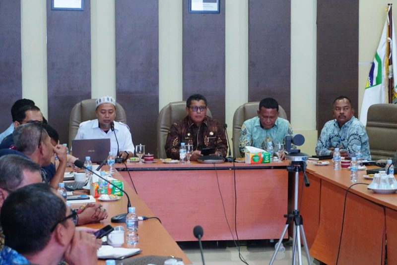 Sekda Aceh Besar Bahrul Jamil S.Sos M.Si memimpin FGD Indonesia Blue Economy for Coastal Livelihoods di Kantor Bupati Aceh Besar, Kota Jantho, Kamis (12/02/2026)
FOTO/MC ACEH BESAR