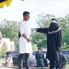 Pelaku pesta Miras/khamar dan pesta seks menjalani hukuman uqubat cambuk, di halaman Masjid Agung Al-Munawwarah, Kota Jantho, Kabupaten Aceh Besar, Kamis (12/2/2026). FOTO/ MC ACEH BESAR