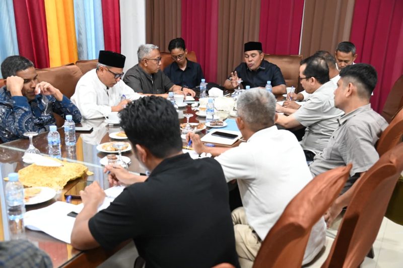 Bupati Aceh Besar, H Muharram Idris pimpin rapat peningkatan kinerja bersama sejumlah Organisasi Perangkat Daerah (OPD) terkait di Gedung Dekranasda Aceh Besar, Gani, Kecamatan Ingin Jaya, Jum’at (13/2/2026).
FOTO/MC ACEH BESAR