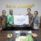 Direktur Bank Aceh, Fadhil Ilyas, yang juga menjabat sebagai Ketua FKIJK Aceh, didampingi oleh jajaran pengurus FKIJK Aceh, menerima bantuan untuk penanganan bencana hidrometeorologi dari Fortess Digital Services, selasa (10/02/2026).