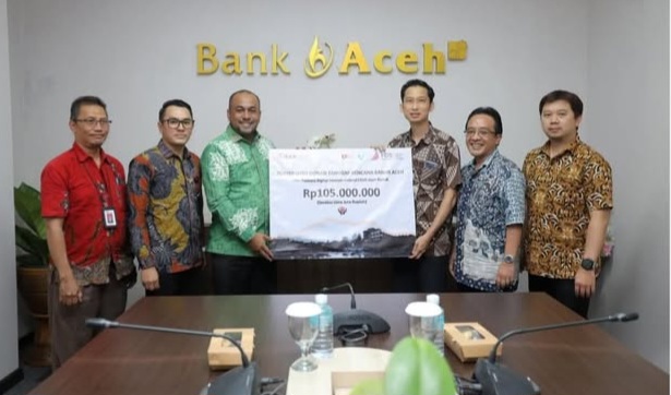 Direktur Bank Aceh, Fadhil Ilyas, yang juga menjabat sebagai Ketua FKIJK Aceh, didampingi oleh jajaran pengurus FKIJK Aceh, menerima bantuan untuk penanganan bencana hidrometeorologi dari Fortess Digital Services, selasa (10/02/2026).
