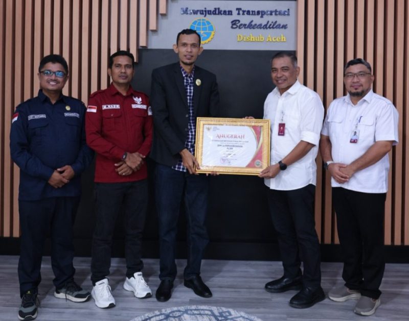  Kepala Dinas Perhubungan Aceh, Teuku Faisal, saat menerima kunjungan Ketua KIA, Junaidi, di ruang kerjanya pada Rabu,(07/01/2026).