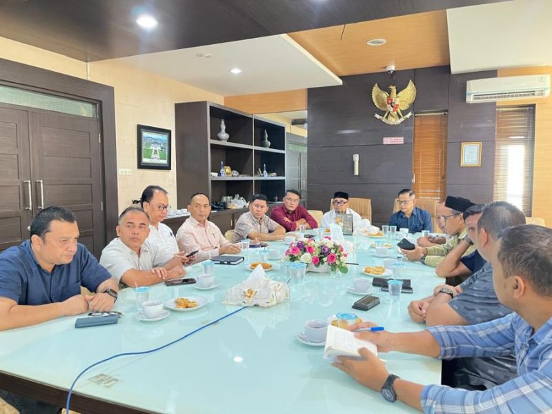 Rapat tersebut dipimpin oleh Sekda Kota Banda Aceh, Jalaluddin, dan dihadiri oleh Asisten Perekonomian dan Pembangunan Faisal, Asisten Administrasi Umum Nurdin, para Kabag, serta beberapa Kepala OPD terkait, jum'at (06/02/2026).