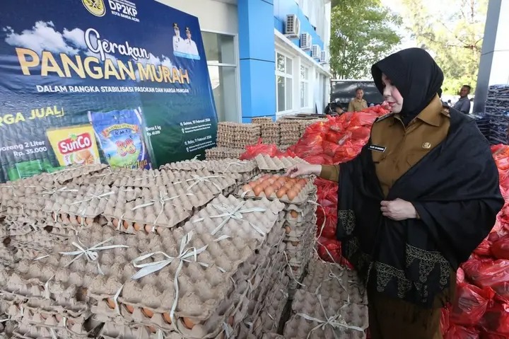 Wali Kota Illiza menggelar Gerakan Pangan Murah berlangsung di halaman Lapangan Tenis Blang Oi, Kecamatan Meuraxa, pada Senin (10/2/2026).